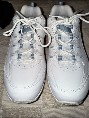 Easy Spirit Romy Women's Classic Walking Sneakers. White & Blue US 8